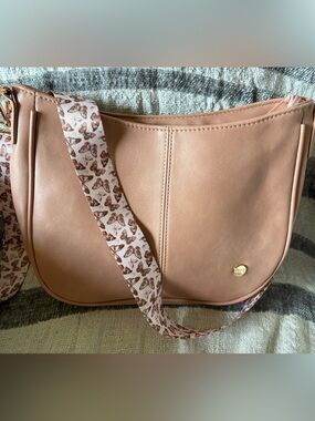 Modern and chic bag with butterfly strap